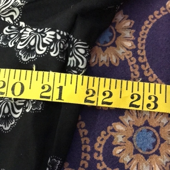 Jones New York Women’s Tunic Top Size L Black Red Border Print Pin tuck pleats - Picture 9 of 10